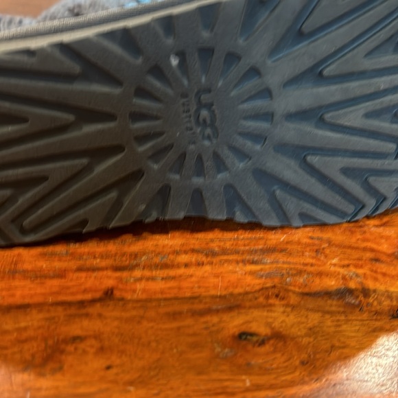 Classic gray Cardy UGG boots women’s size 7 - Picture 2 of 4